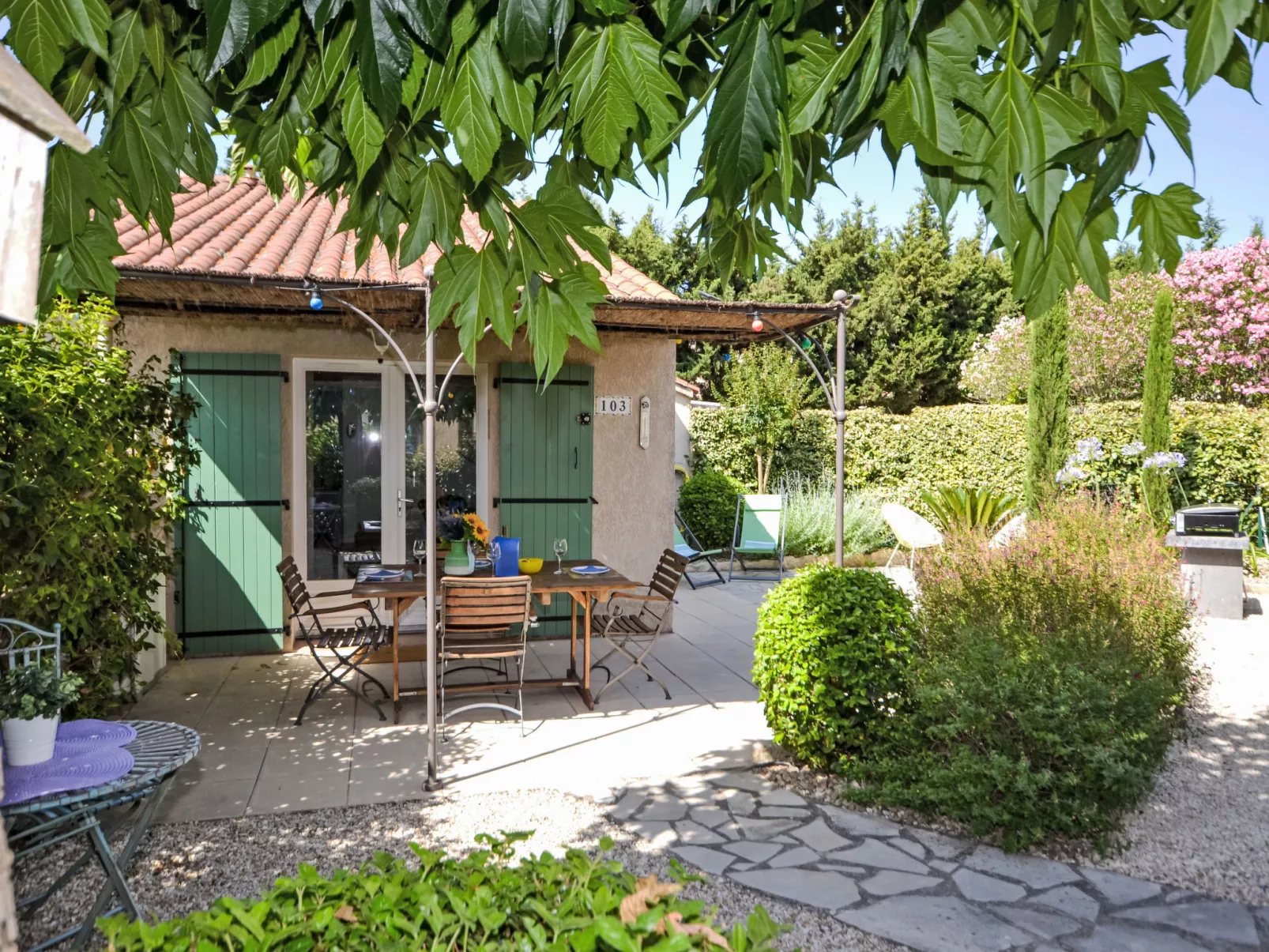 Val d'Alpilles-Outside
