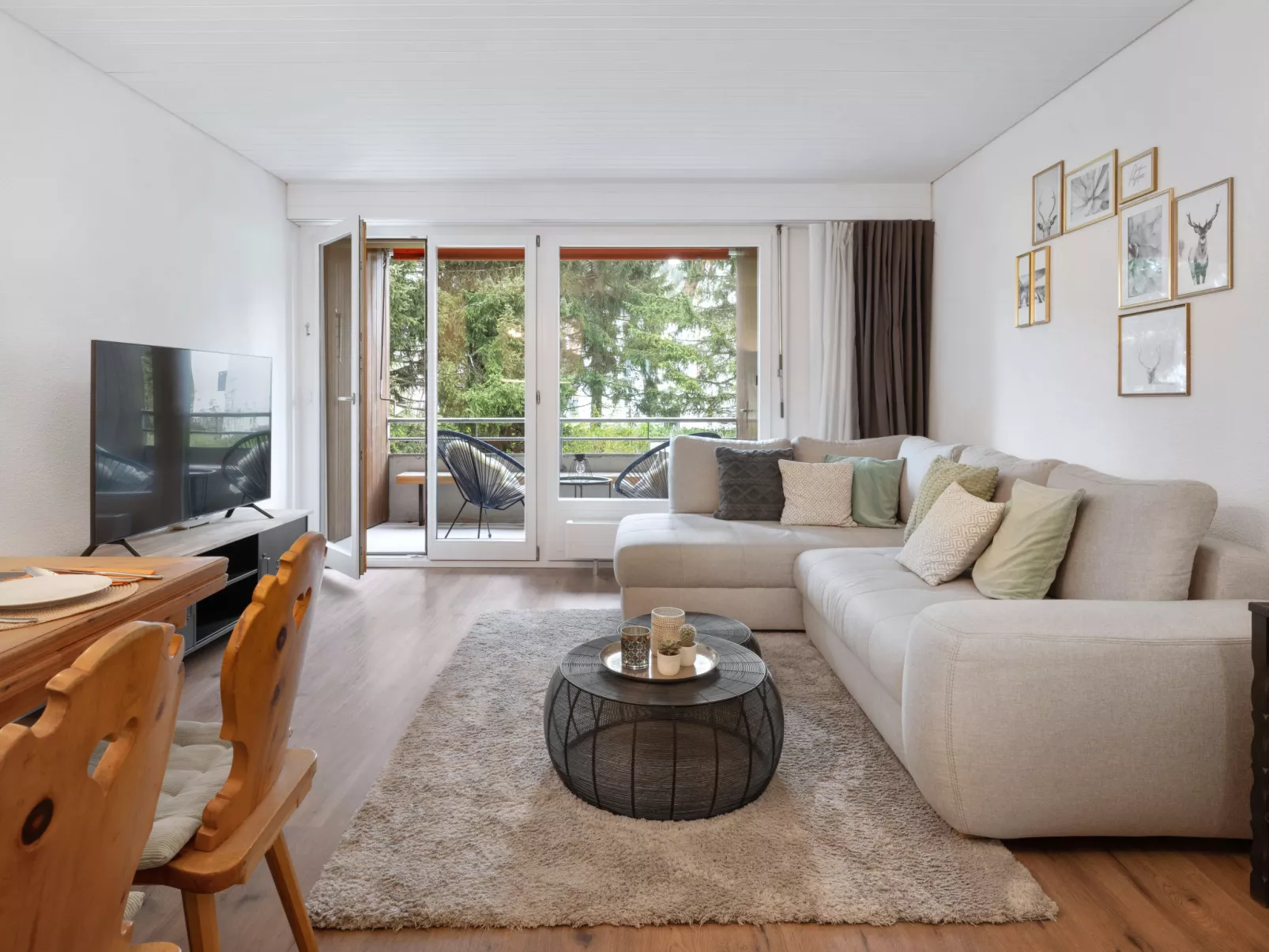Verbena Apt 4-Inside