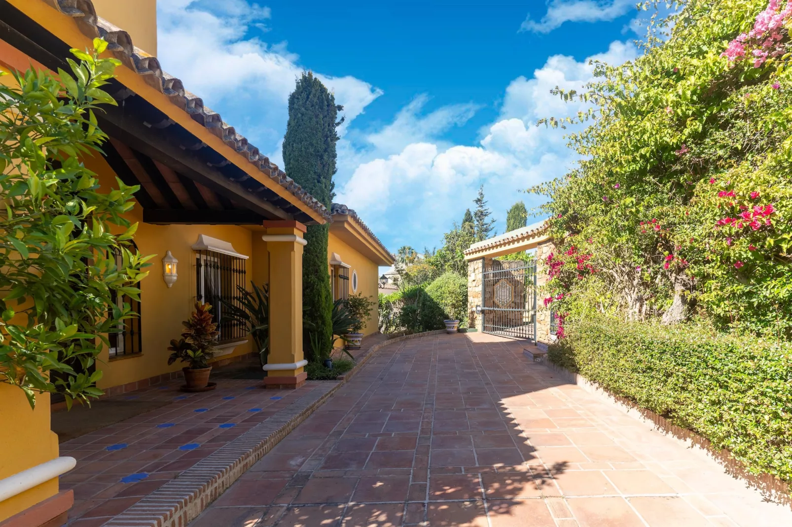 Casa Amarilla-Exterior in summer