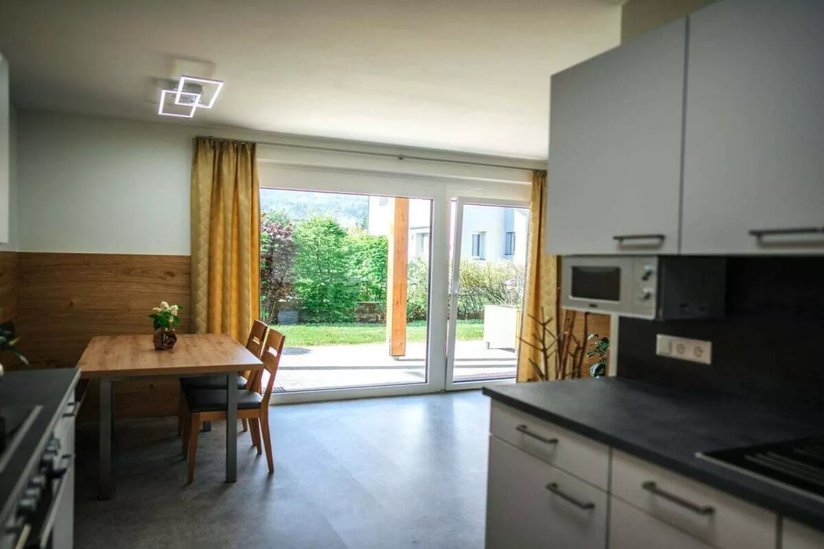 65818-Dining room