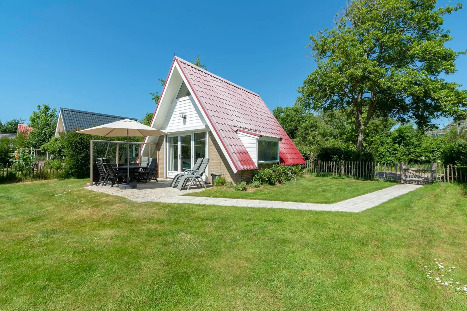 Sandepark 66-Exterior in summer