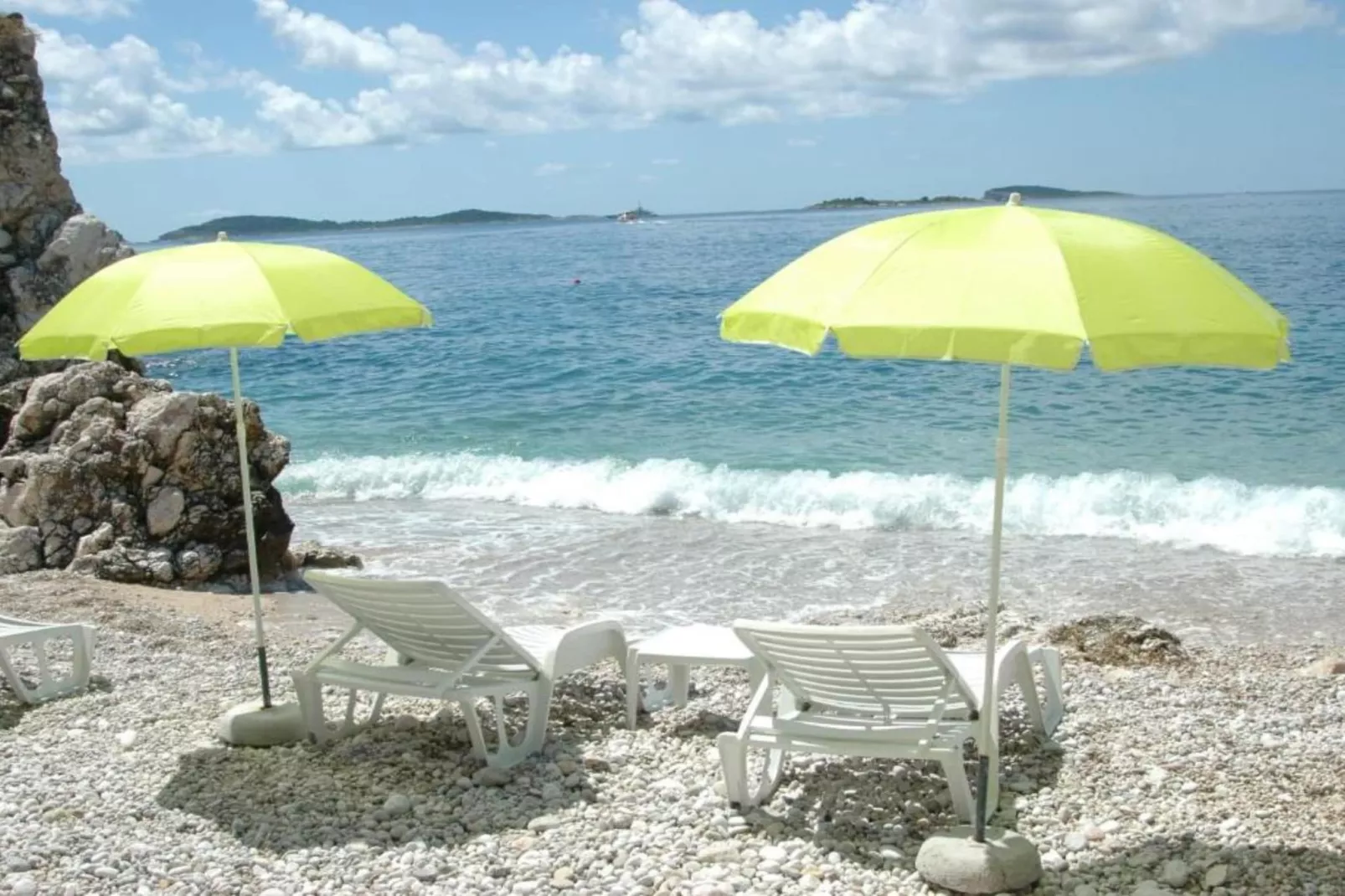 Apartments & Rooms Barišić - Double Room with Balcony and Garden View (First floor-Soba 8)-Ambiance