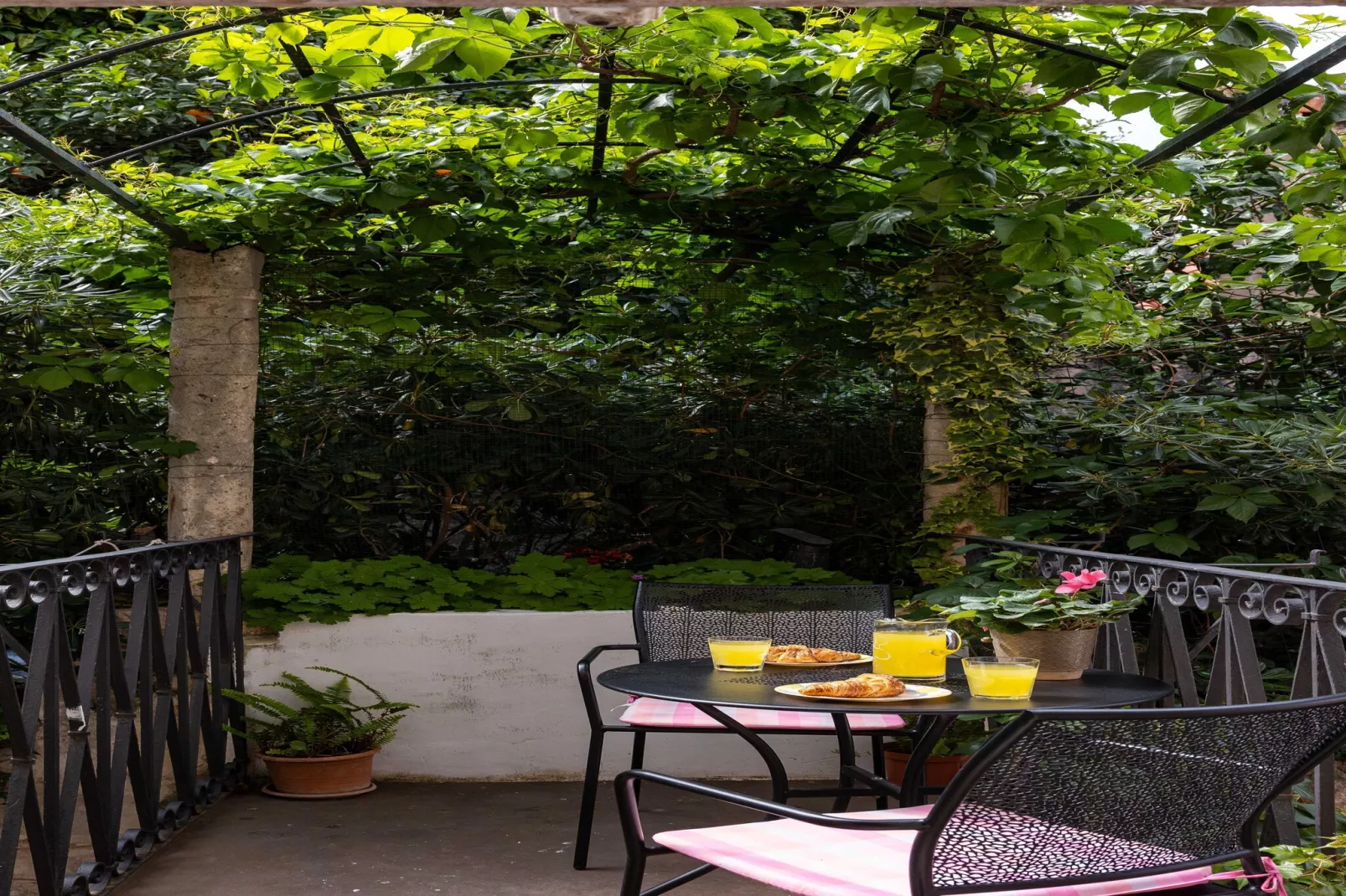 Apartment Taura -  Studio Apartment with Balcony and Old City View-Im Freien