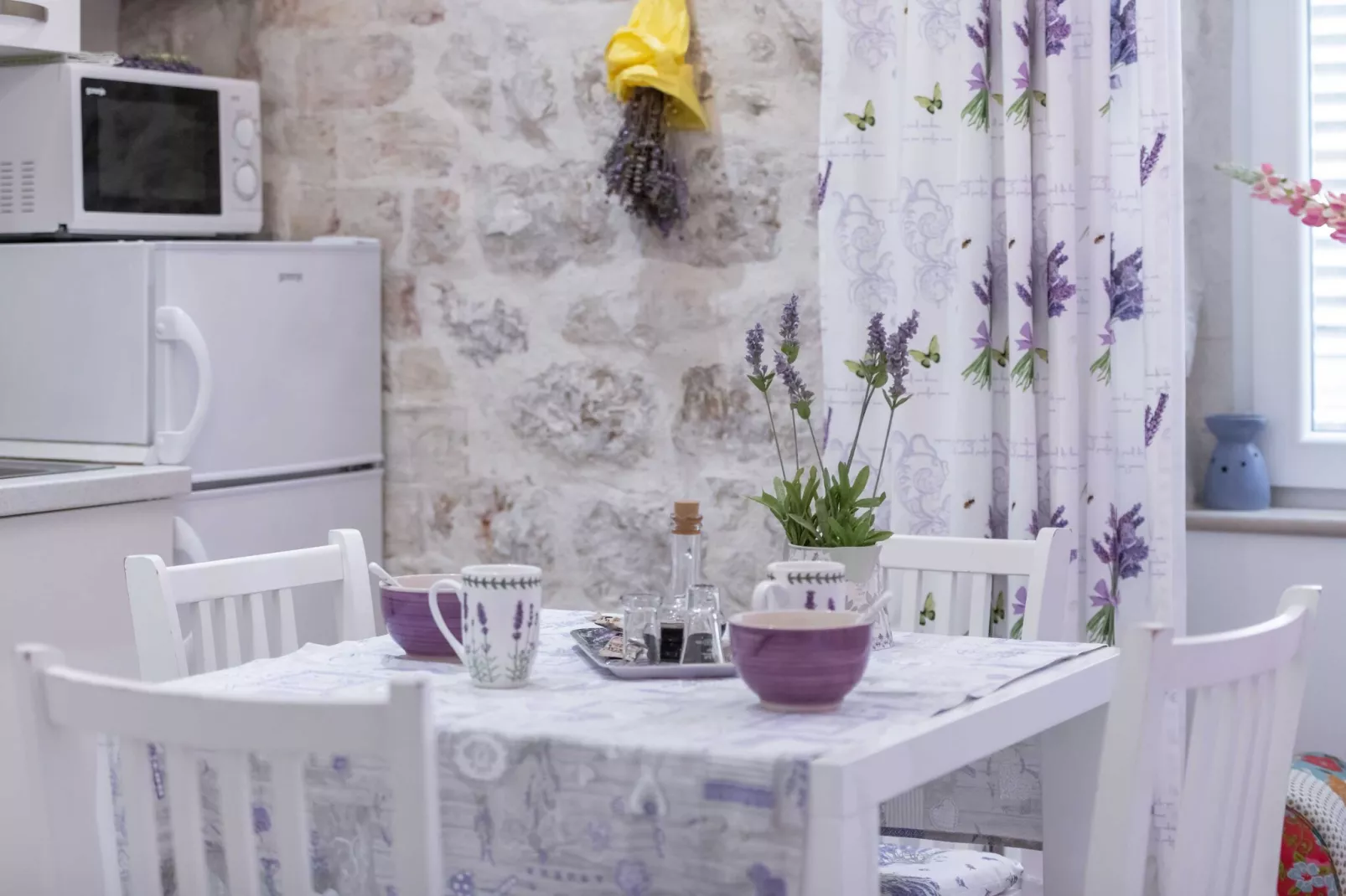 L & L Old Town Apartments - One bedroom Apartment (Lavander)-Dining room