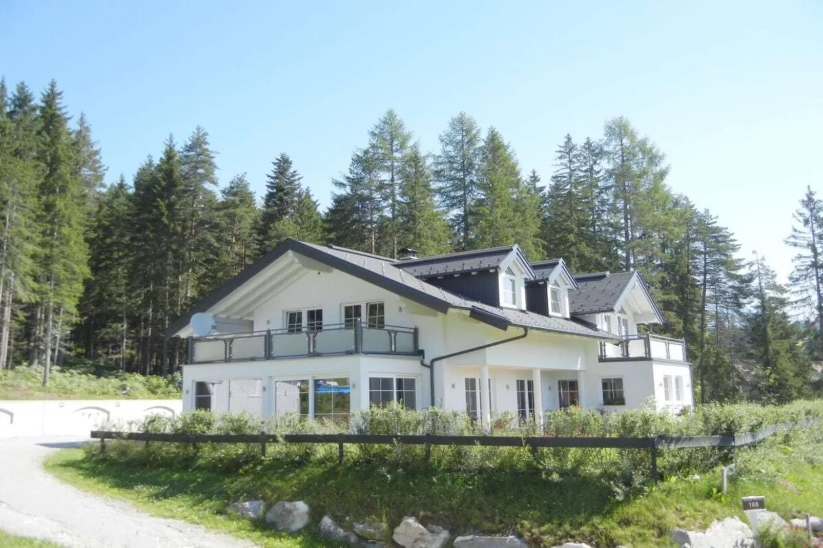 25082-Exterior in summer