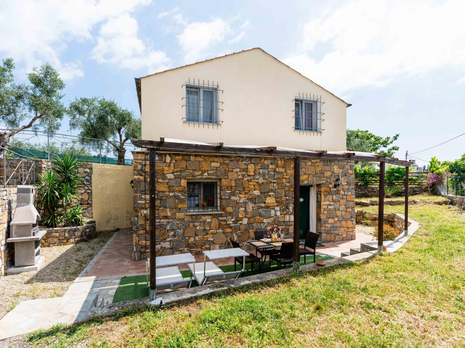 Olive Lodge-Draußen