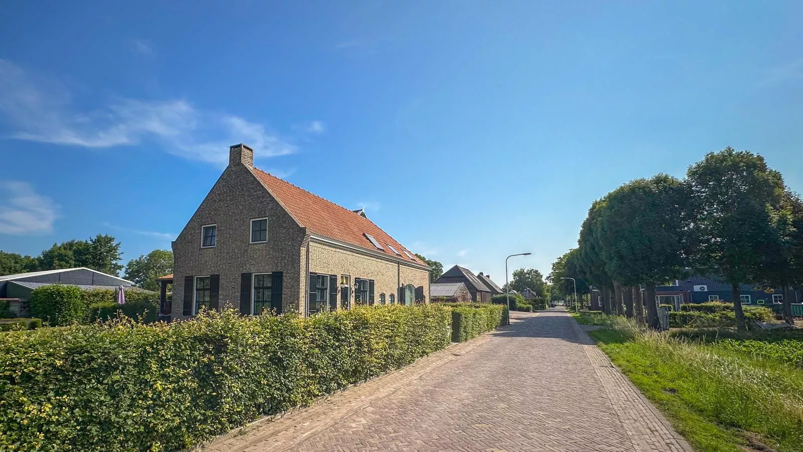 Dorsvloer-Exterior in summer