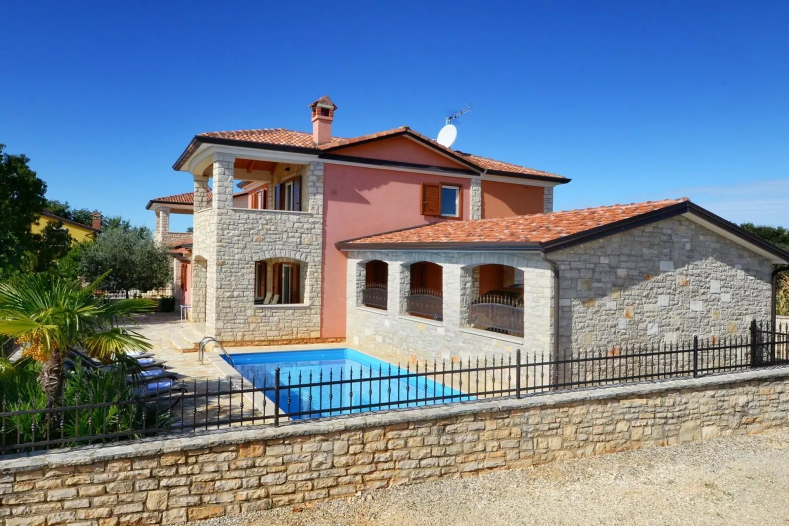 Villa Bianca-Exterior in summer
