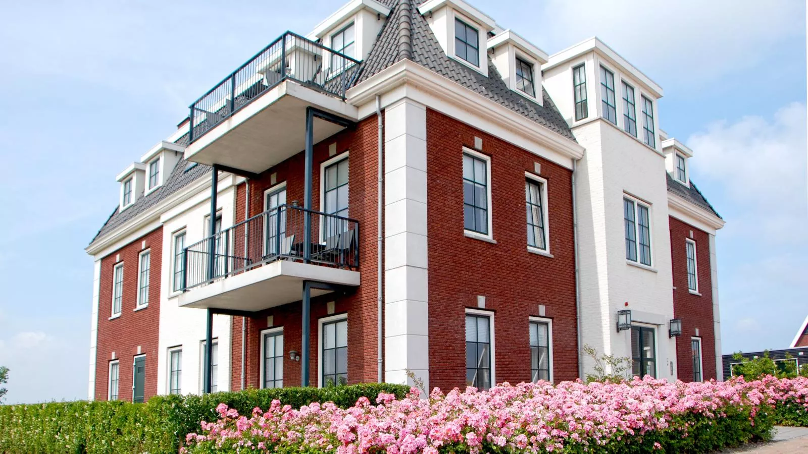 La Mer Luxe-Exterior in summer