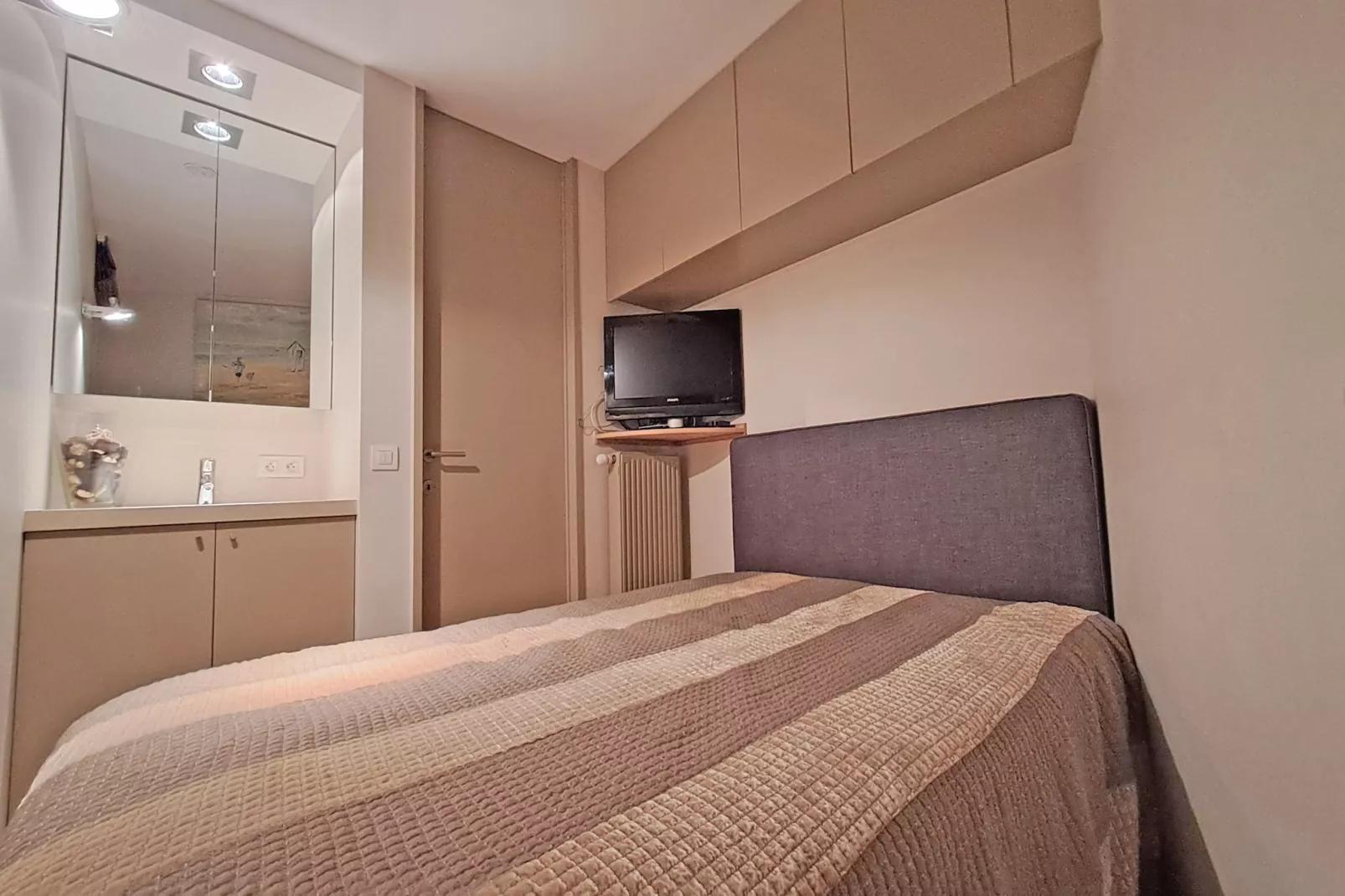 ABRI D'ANTIGON 702  Box-Chambre