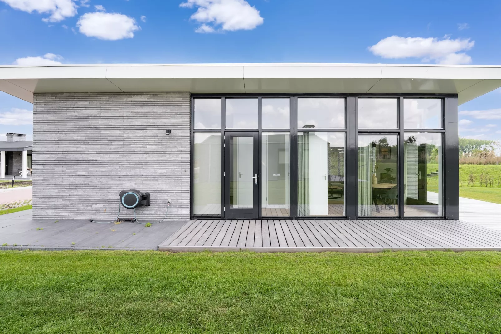 Polder-Exterior summer