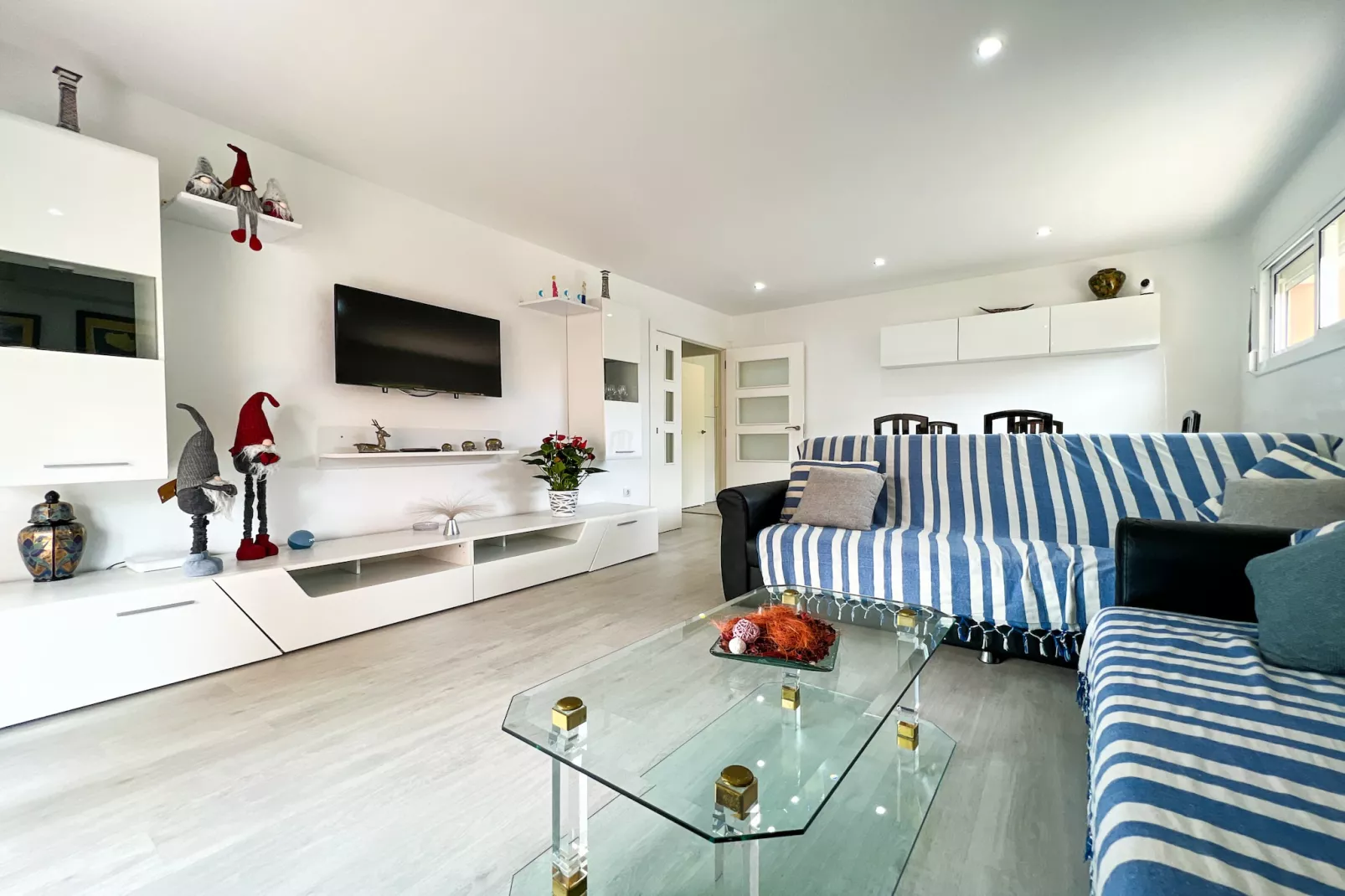 Vivalidays Lora - Santa Susanna-Living room