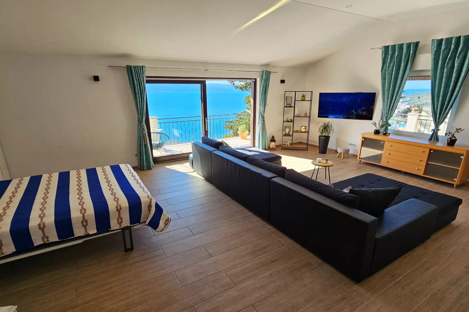 Holiday Home Sunrise - Three Bedroom Holiday Home-Salon