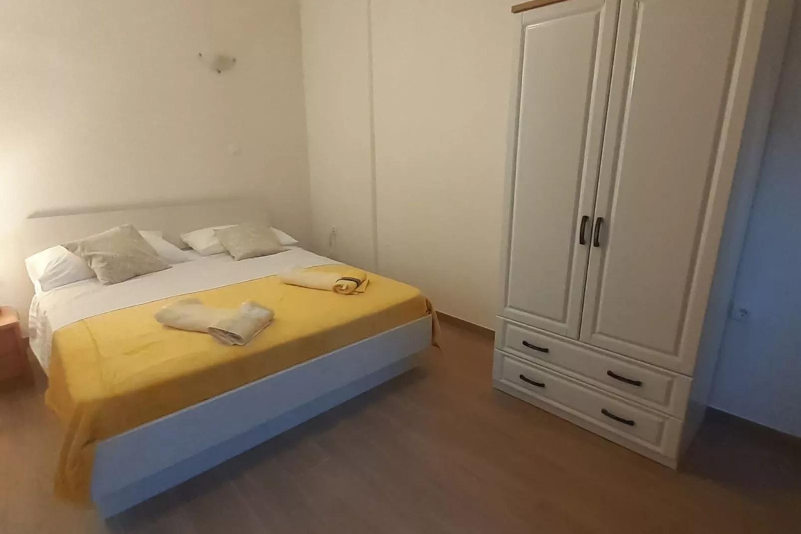 Two Bedroom Apartment with Sea View-Schlafzimmer