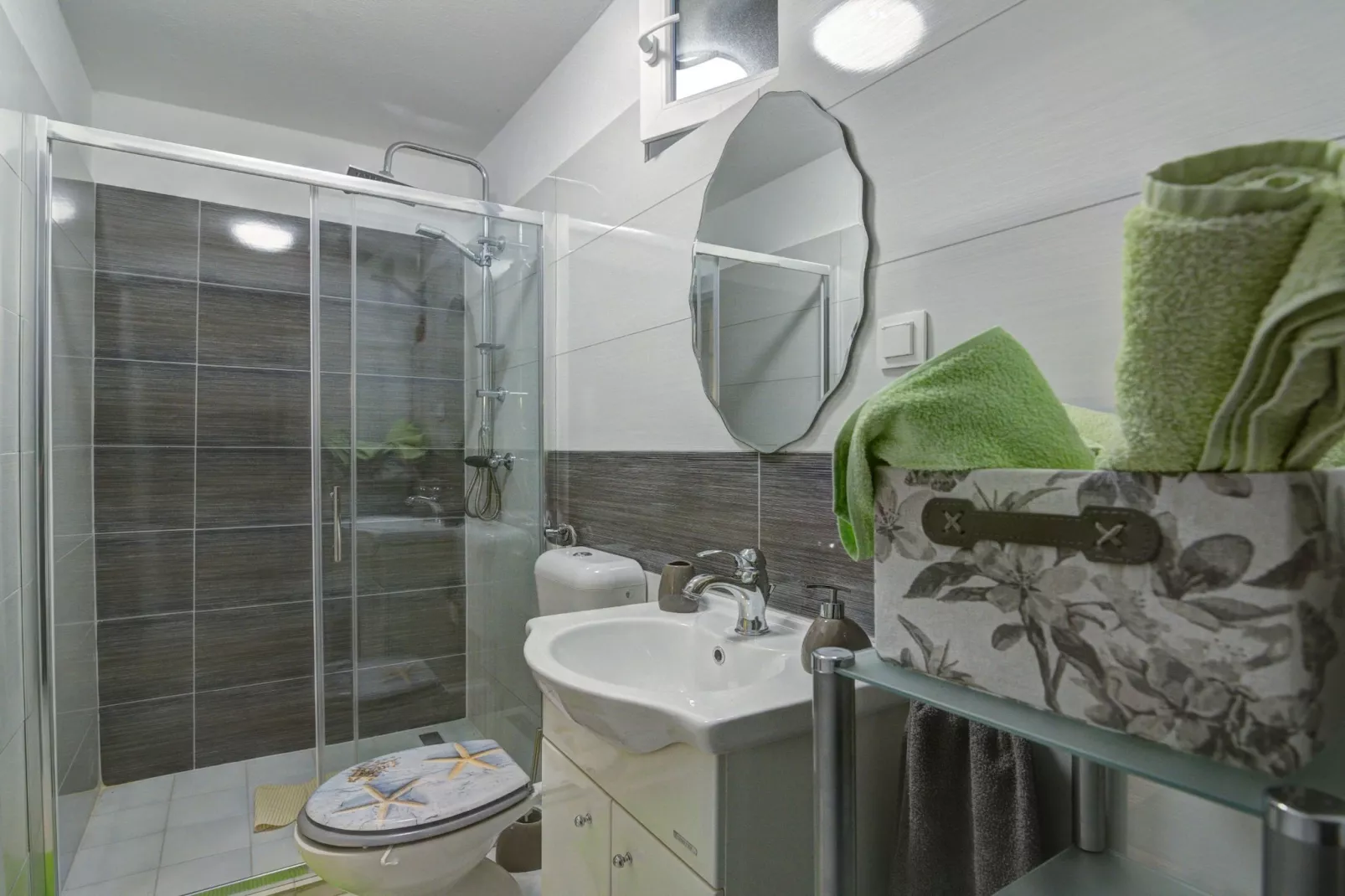 Apartments Luka & Leona - Studio Apartment with Terrace Leona-Badezimmer