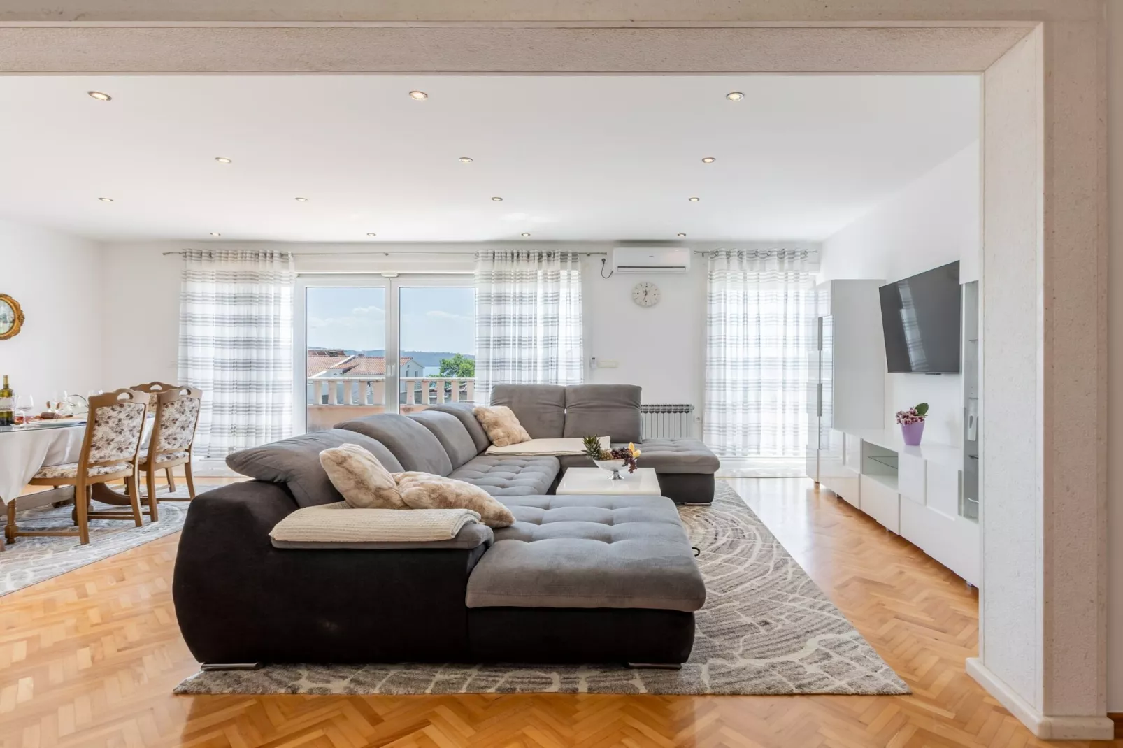 Apartment Merita - Two Bedroom Apartment with Balcony-Wohnzimmer