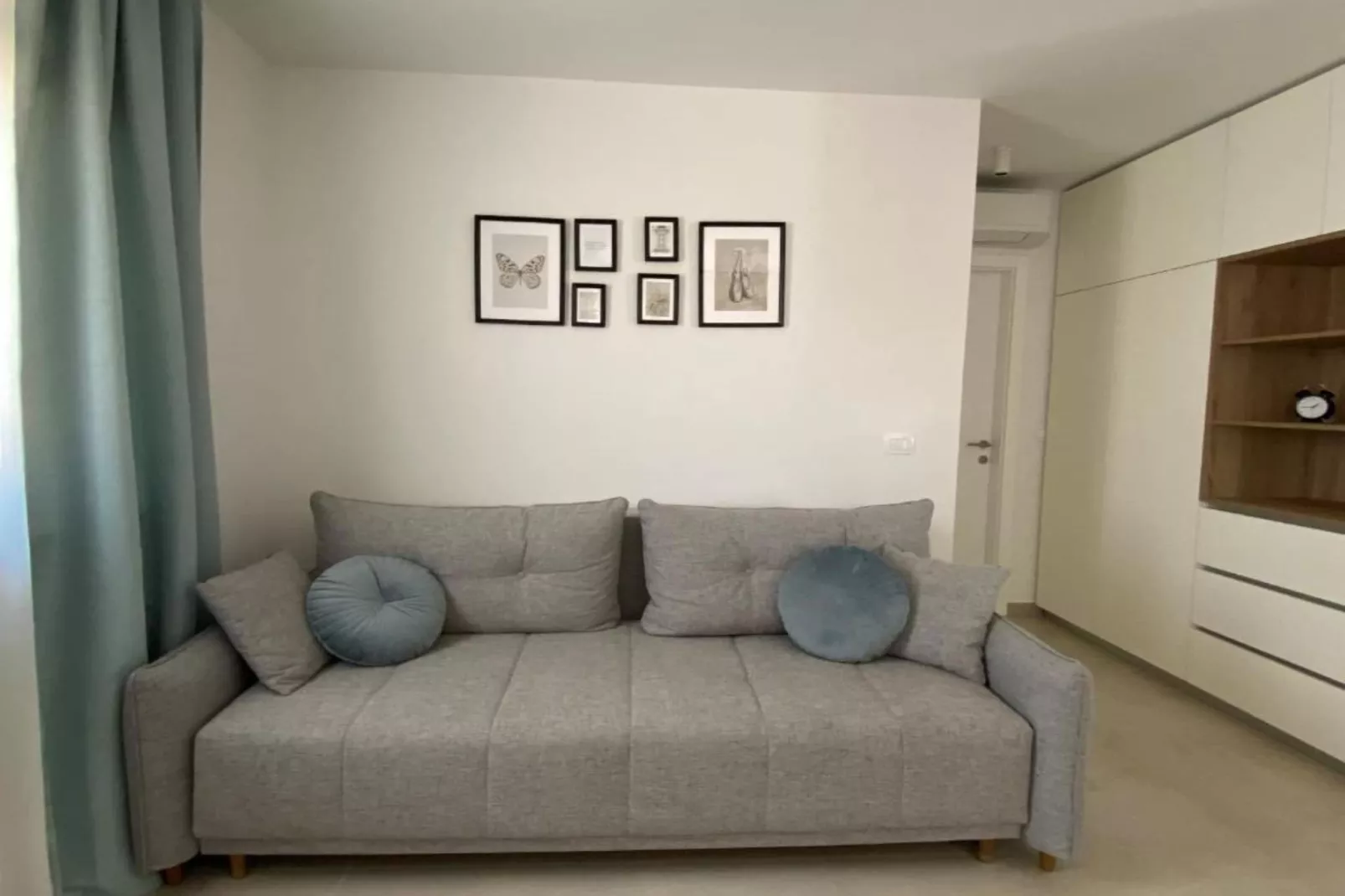 One Bedroom Apartment with  Balcony and City View-Wohnzimmer