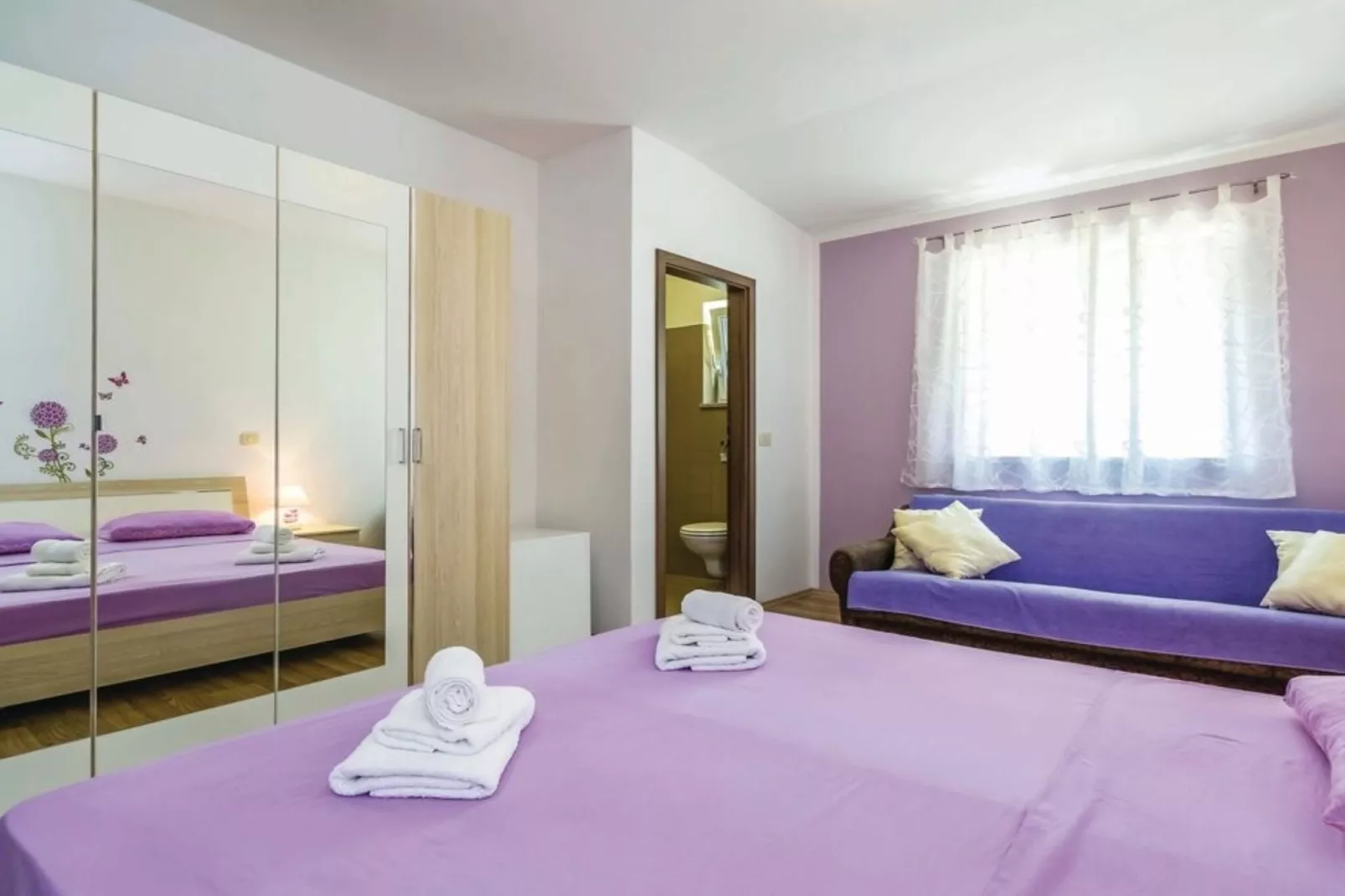 Cozy One Bedroom Apartment with Terrace - One Bedroom Apartment-Chambre