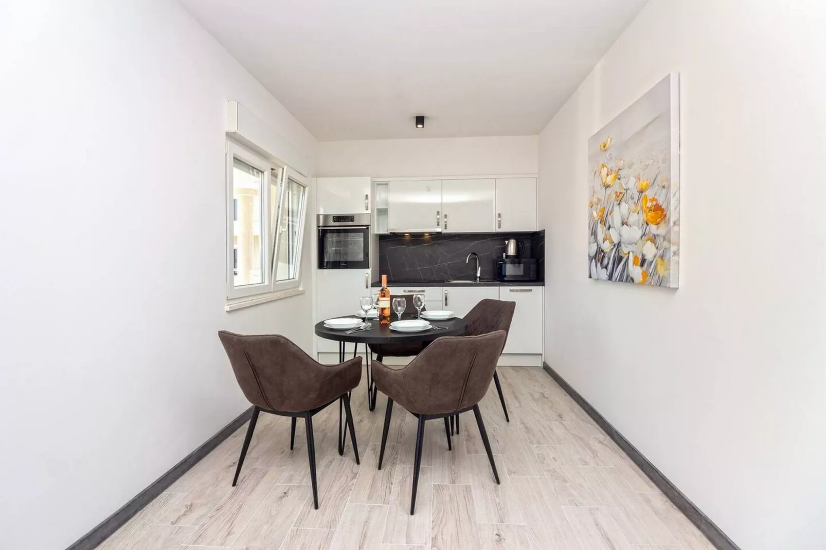 Modern Apartments with Private Balcony - One Bedroom Apartment (Owner S1)-Salle à manger
