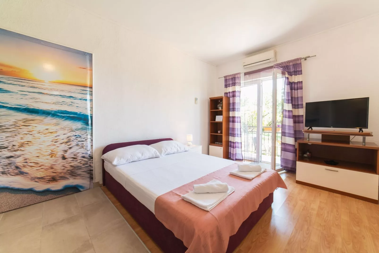 Tranquil and Stylish Apartment Kastel Novi - Studio Apartment with Garden-Bedroom