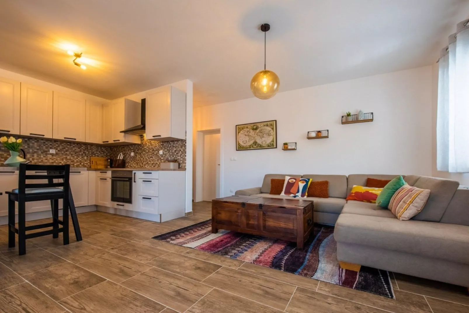 Charming and Tranquil Kastel Gomilica Apartment with Balcony and Patio - Three Bedroom Apartment-Wohnzimmer