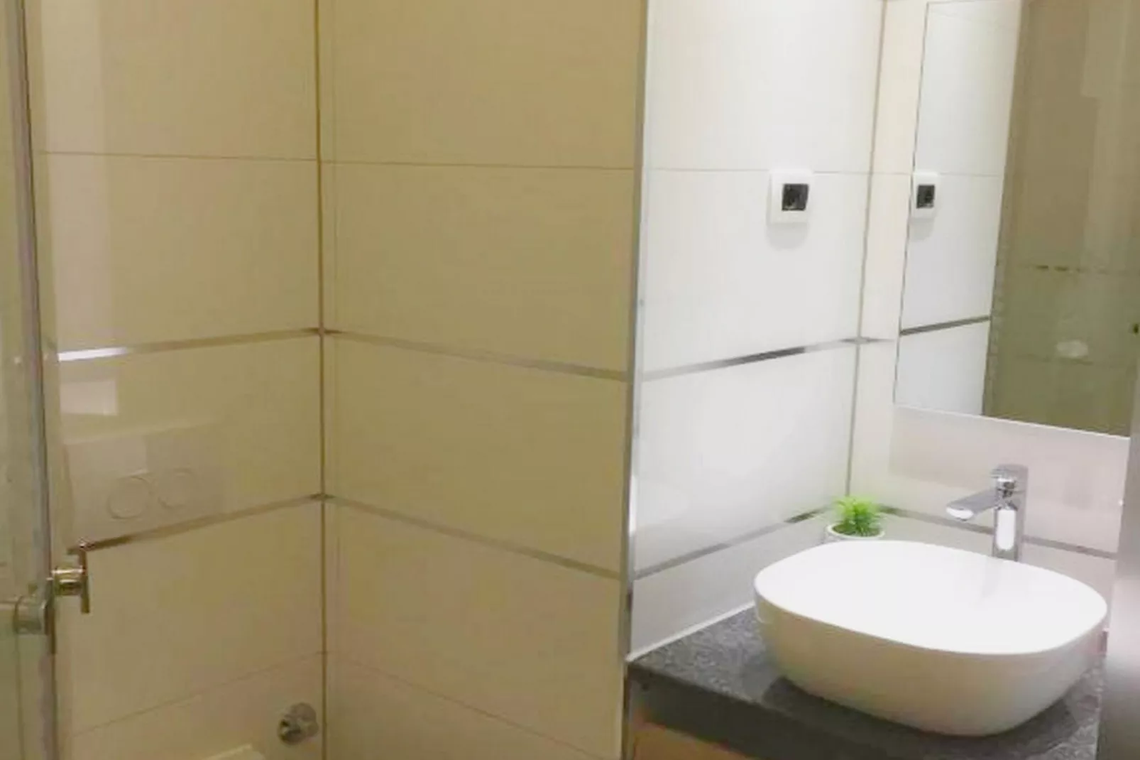 Modern and Cozy Apartment with Terrace in Kastel Kambelovac - Two Bedroom Apartment-Badezimmer
