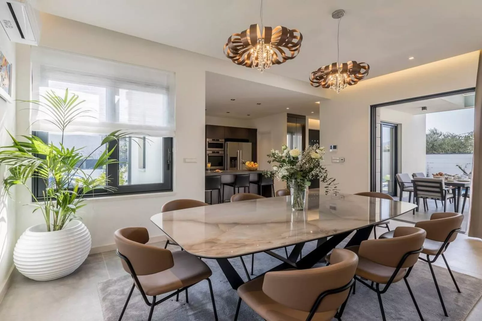 Sophisticated Oasis Residence Villa with Pool - Three Bedroom Villa with Pool-Esszimmer