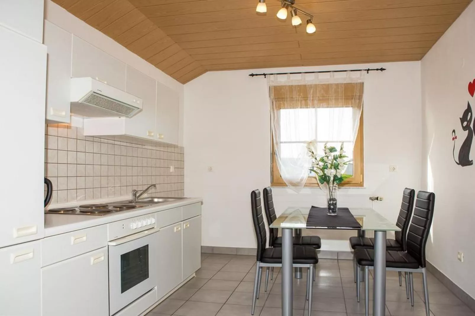 Spacious Holiday Home with Pool and Hot Tub in Kastel Stari - Four Bedroom Holiday Home with Pool-Cuisine