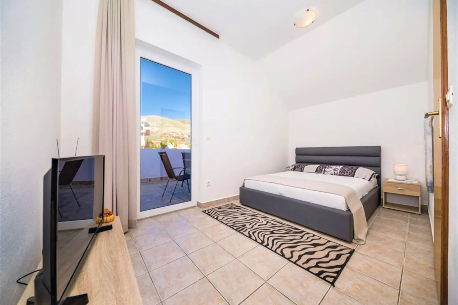 Trogir Comfortable Apartment with Terrace - Two Bedroom Apartment with Terrace-Schlafzimmer