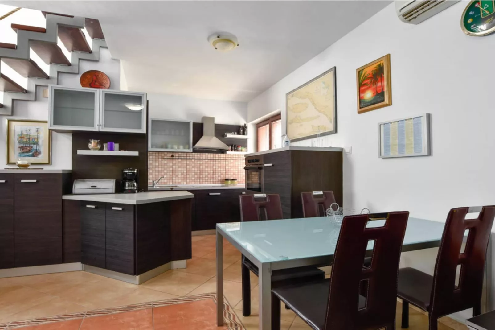 Peaceful Island Haven with Pool, BBQ & Games Area - Four Bedroom Holiday Home-Cuisine