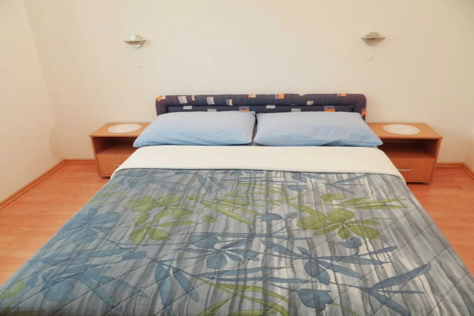 Bright Krk Apartment with Balcony and Beach Proximity - One Bedroom Apartment-Schlafzimmer
