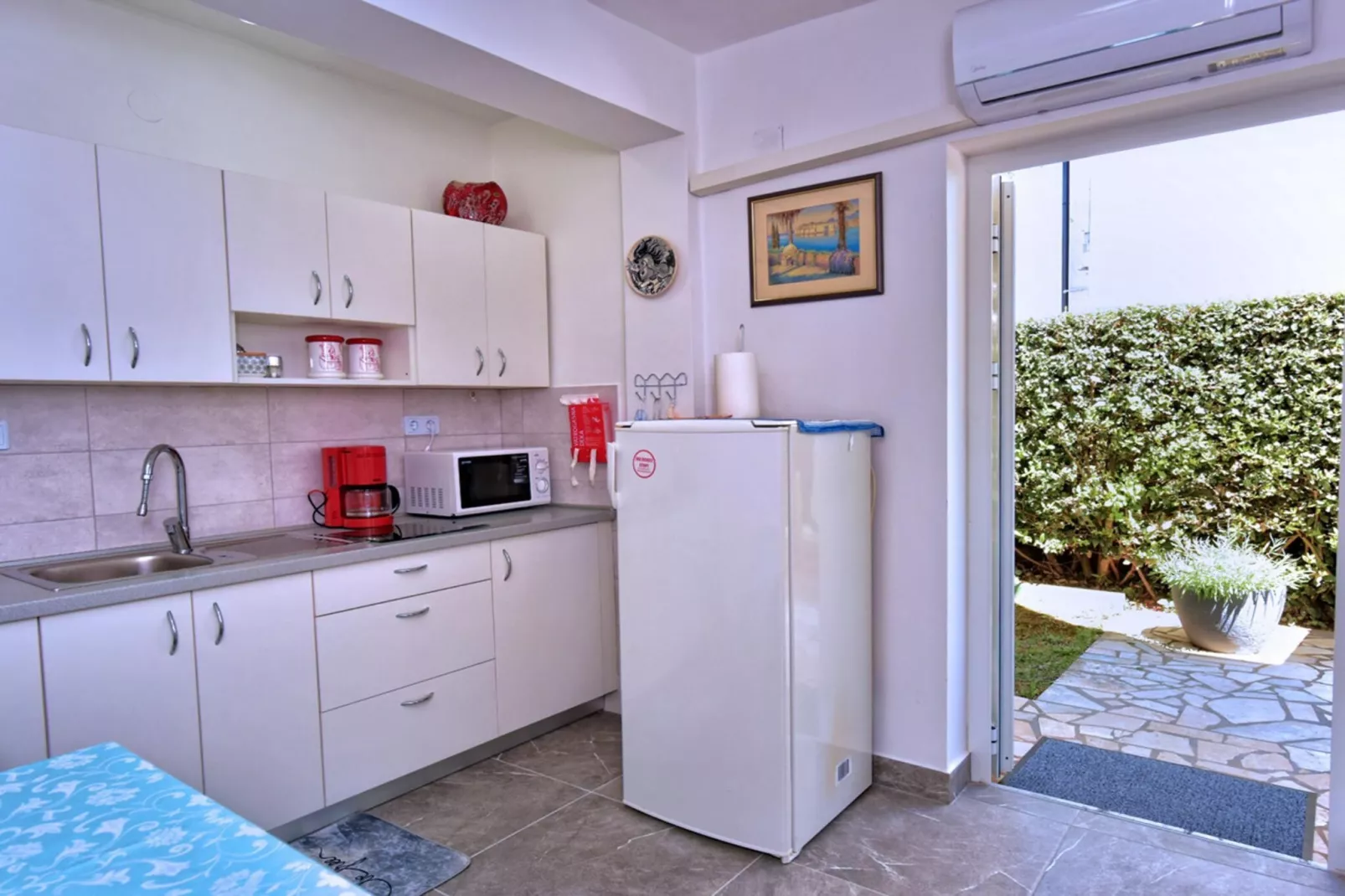 Peaceful and Secluded Krk Apartment with Terrace - One Bedroom Apartment with Terrace-Küche