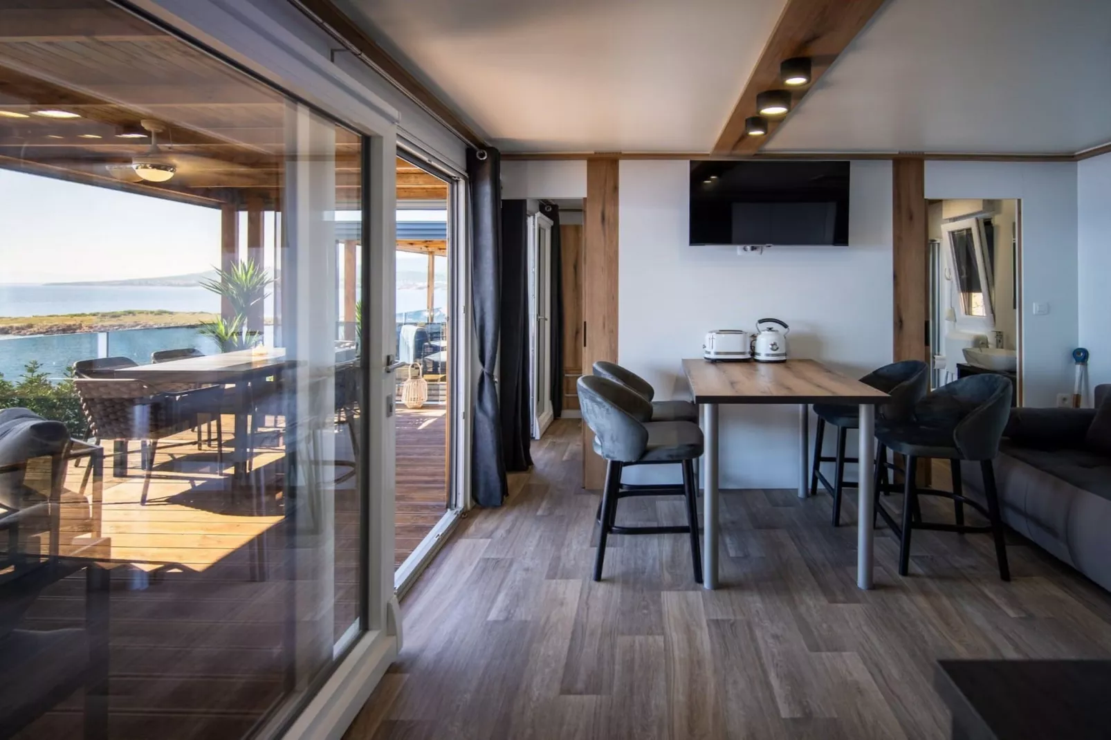 Seaside Deluxe Escape at Klenovica Camping - Two Bedroom Mobile Home with Hot-Tub  (owner 419)-Küche