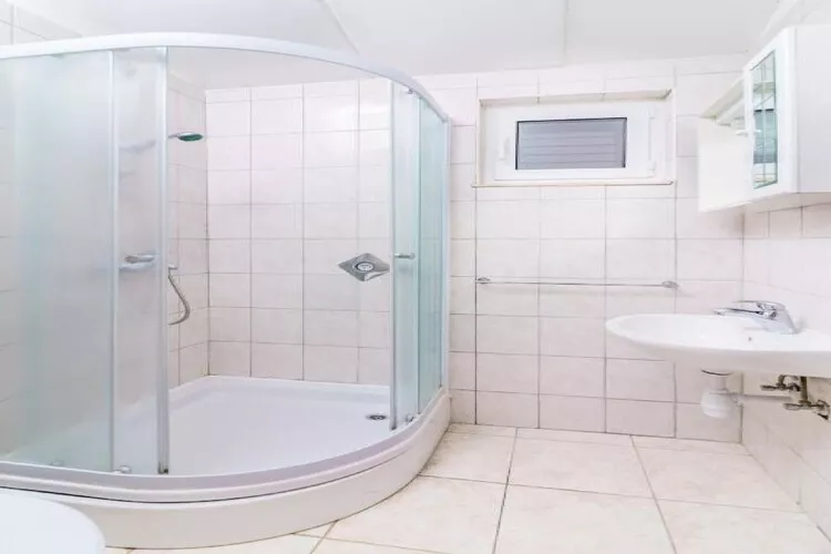 Lumbarda Resort Apartments - Standard One-Bedroom Apartment  A1-Bathroom