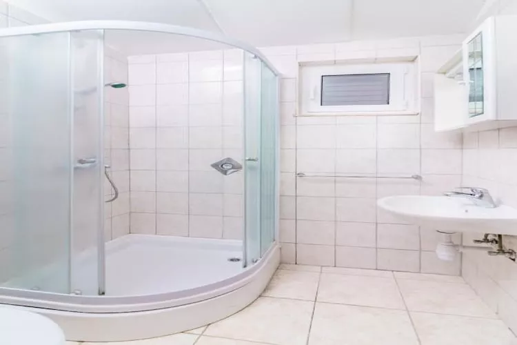 Lumbarda Resort Apartments - Standard One-Bedroom Apartment  F11-Bathroom
