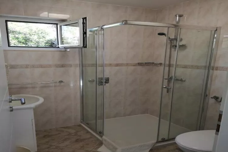 Lumbarda Resort Apartments - Superior Apartment with Mountain View E2-Bathroom