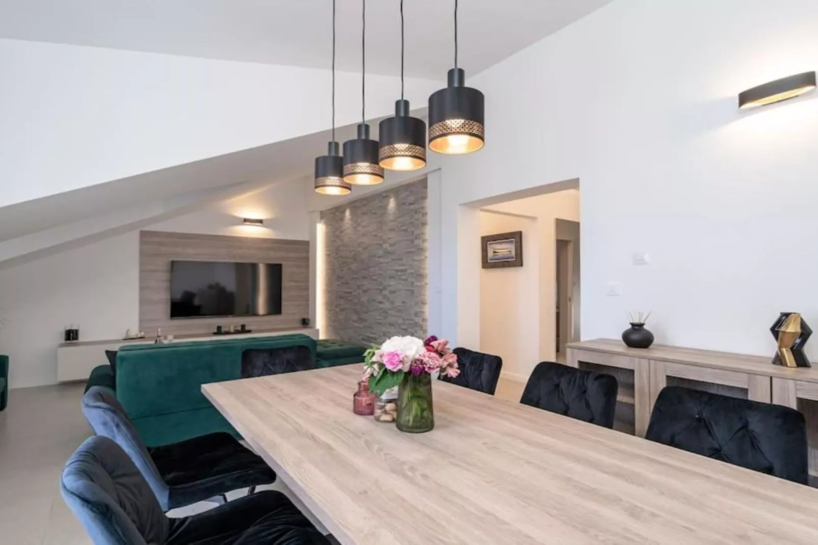 Friends & Family Home - Four Bedrooms Apartment-Dining room