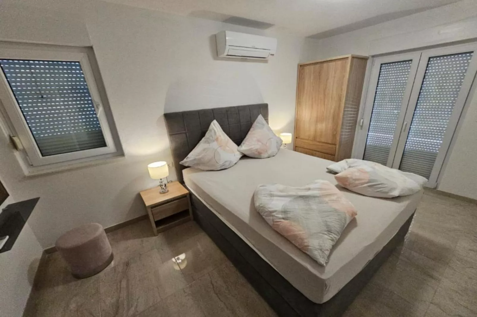 Spacious Villa With Outdoor Swimming Pool in Trogir - Three Bedroom Apartment-Chambre