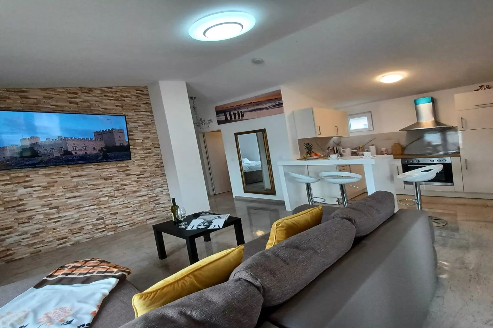 Beachfront Apartment with Balcony and Sea View-Salon