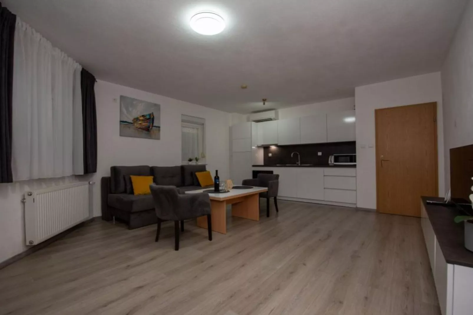 Villa Tomi - Comfort One Bedroom Apartment (11)-Living room