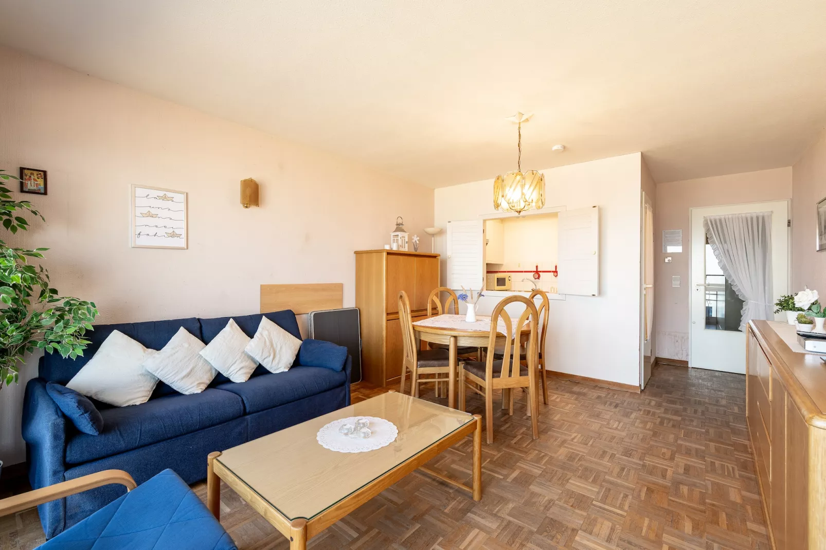 CONTINENTAL F6 - Living room