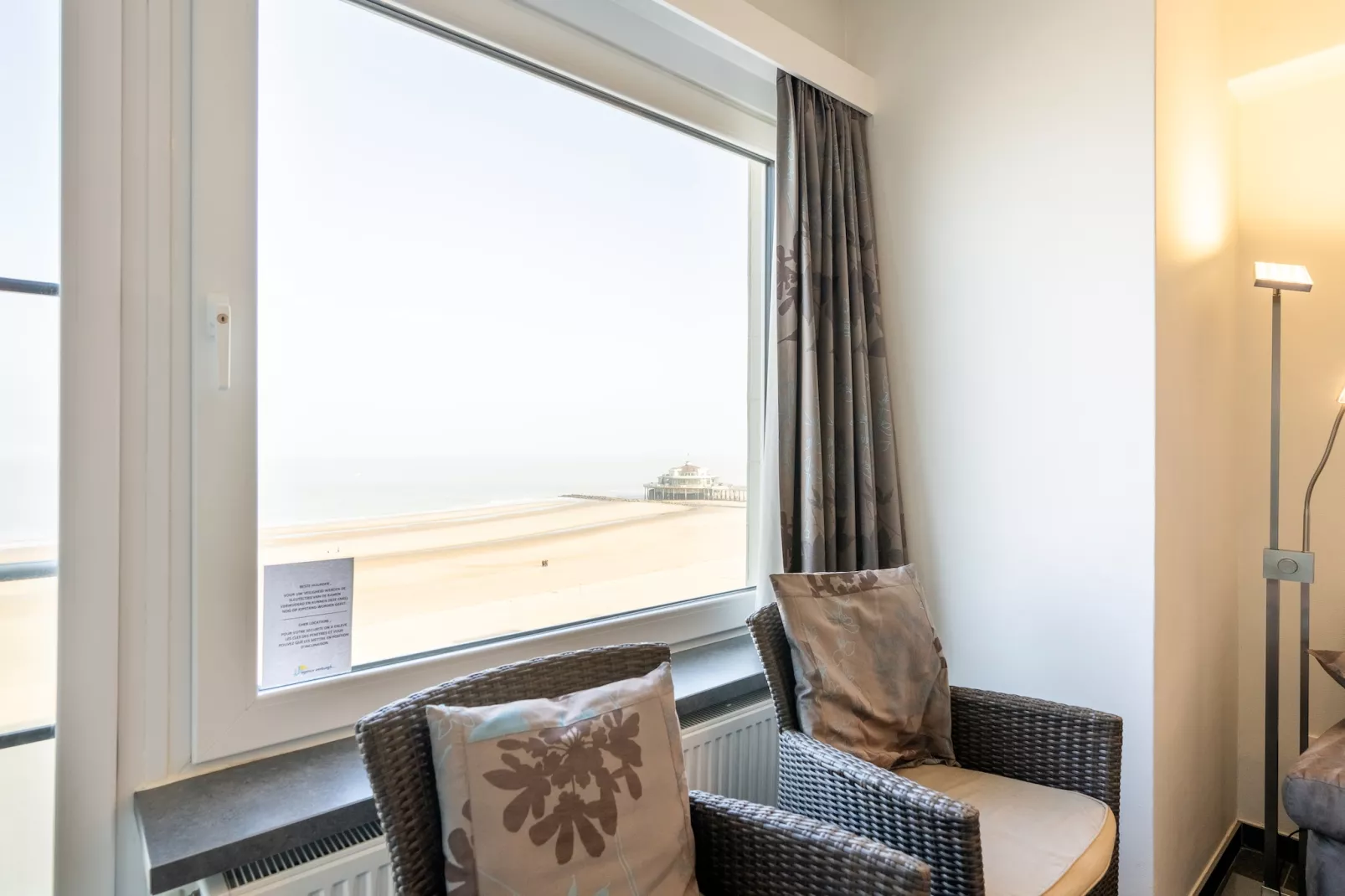 STRAND 8A-Living room