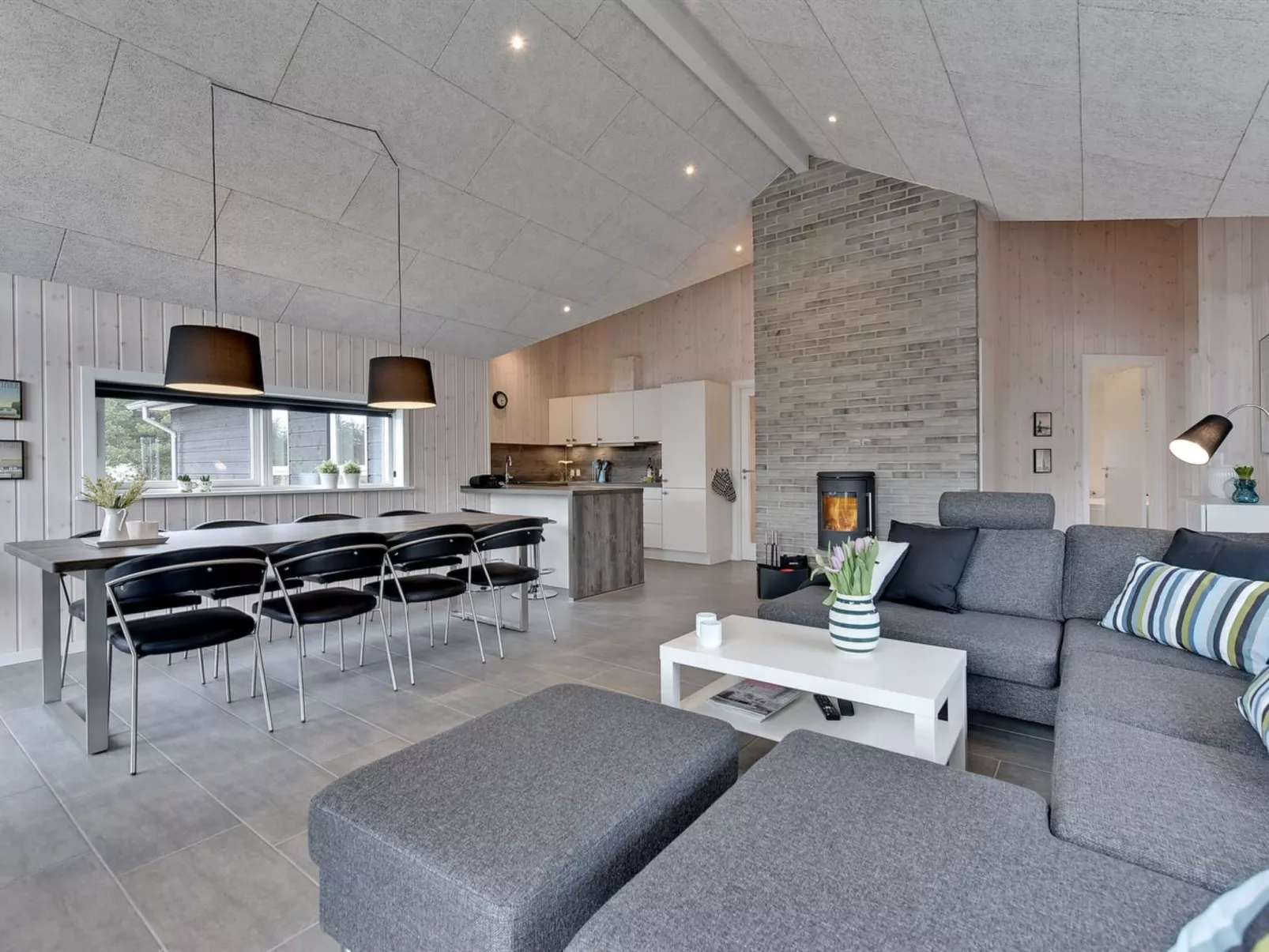 "Hwithoveth" - 1.4km from the sea-Drinnen