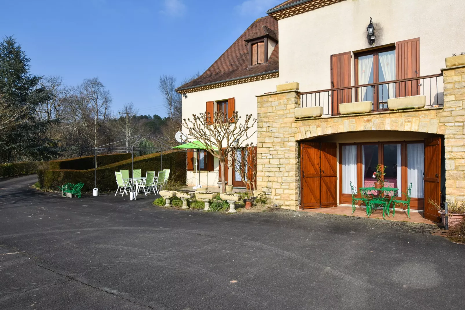 La Maison Albizzia-Exterior in summer