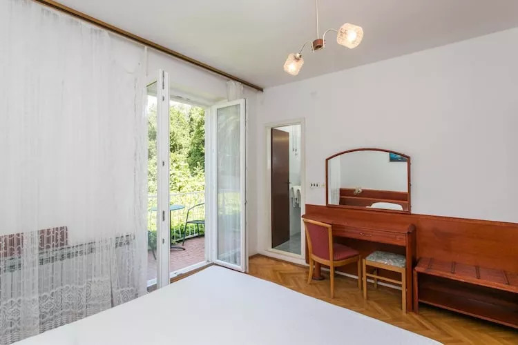 Guest House Zec -  Double or Twin Room with Balcony-Schlafzimmer