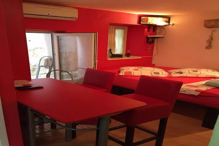 Apartments Elena (ST) - Studio Apartment A2 (Red)-Intérieur