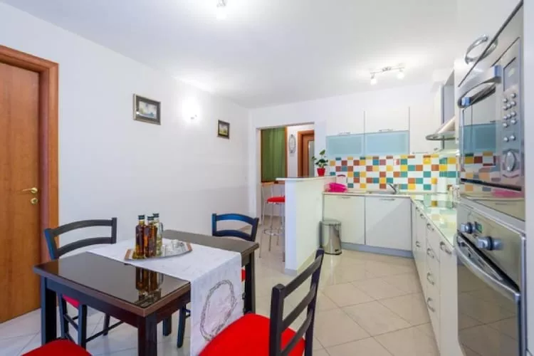 Feel Good Apartment - Two-Bedroom Apartment with Terrace and Garden View-Dining room