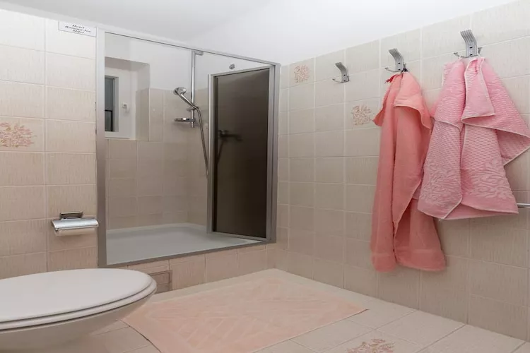 Rooms Villa Bašica - Premium Double Room with Balcony and Sea View (Soba 4)-Bathroom