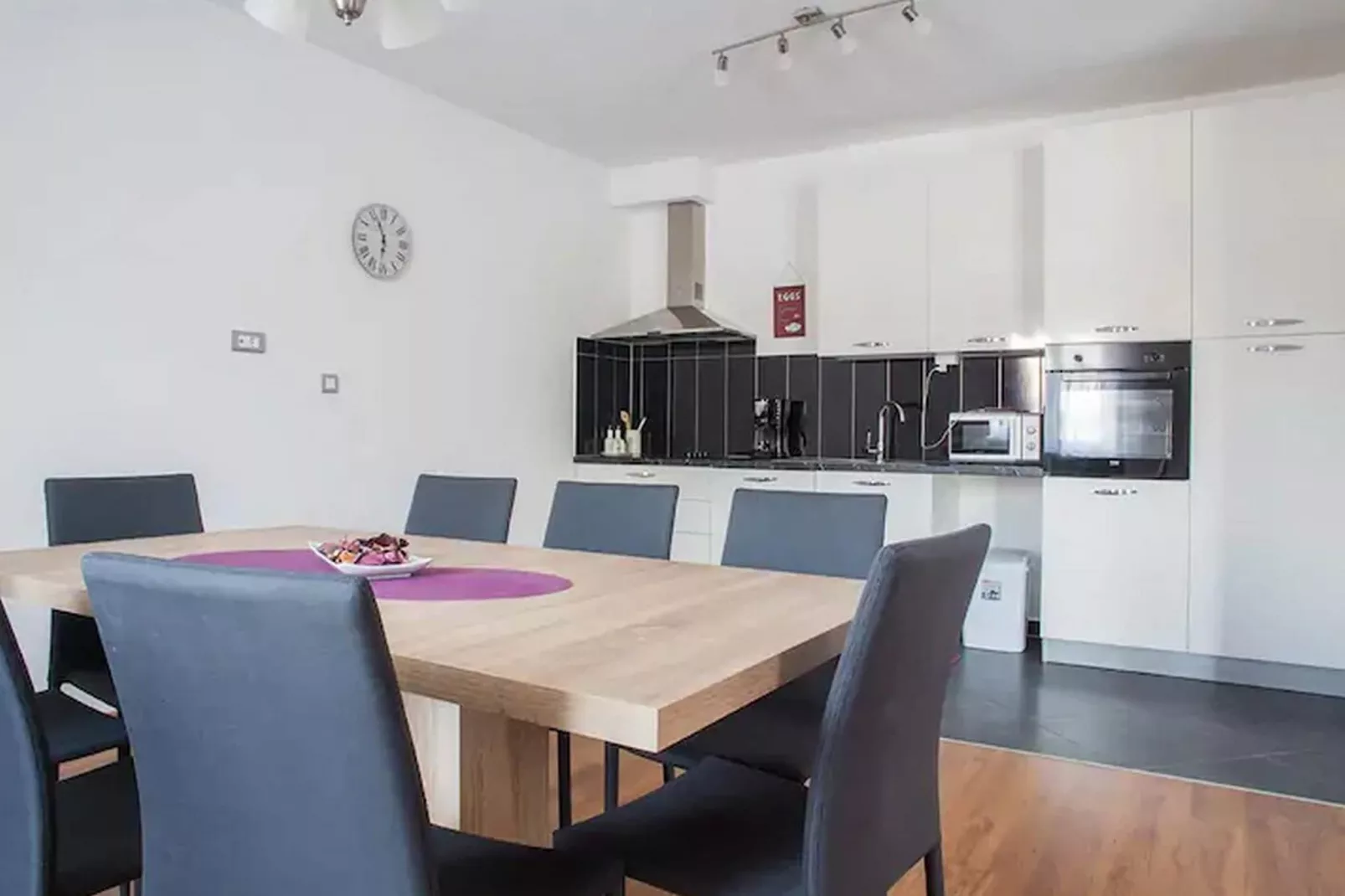 Holiday Home J&D No.2-Nine Bedroom House with Pool-Cuisine