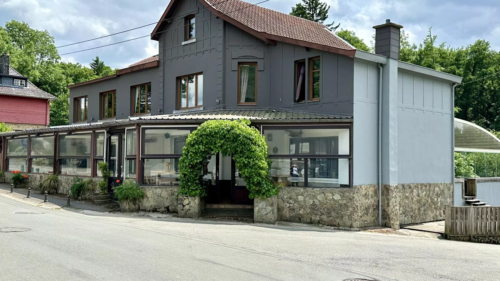 Aux Berges du Lac-Exterior in summer